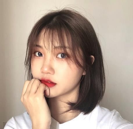 别再烫“卷发”了！2021年盛行直发，减龄好打理还显脸小