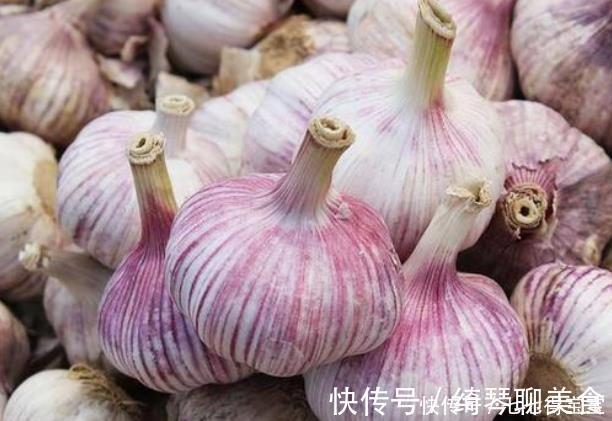 糖醋|腌糖醋蒜时,别只放醋和糖,记得多放“2个料”,蒜脆嫩香味浓