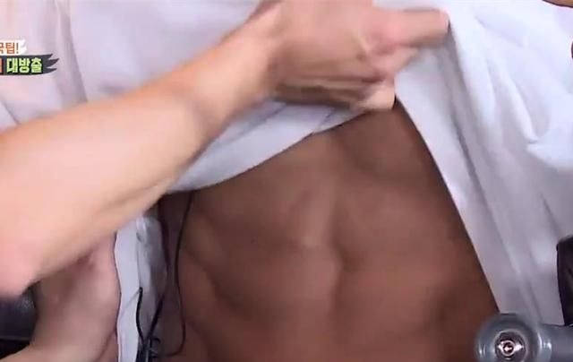 金鐘國在節(jié)目中展現(xiàn)身上的肌肉，不愧為健身狂，身上一塊一塊的