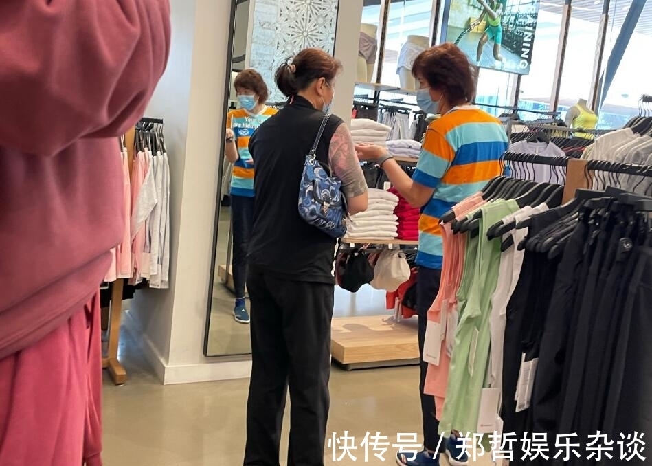 中国女排|郎平元宵节美国逛街买衣服!姐姐拎包陪伴,离开女排半年气色佳