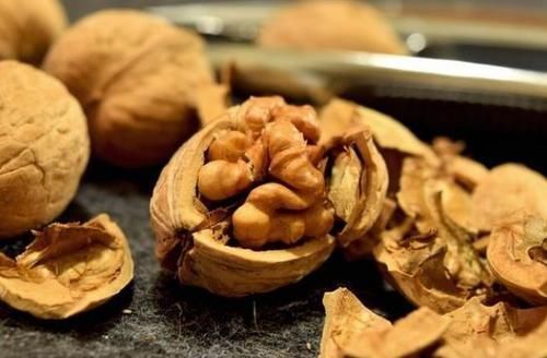 大脑|核桃哪时吃最有营养?营养师提醒:吃对长寿药,吃错黑白无常伴随