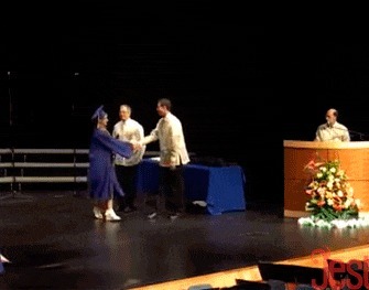 |搞笑GIF：女人就像是一把沙子 不管你怎么抓都会漏的