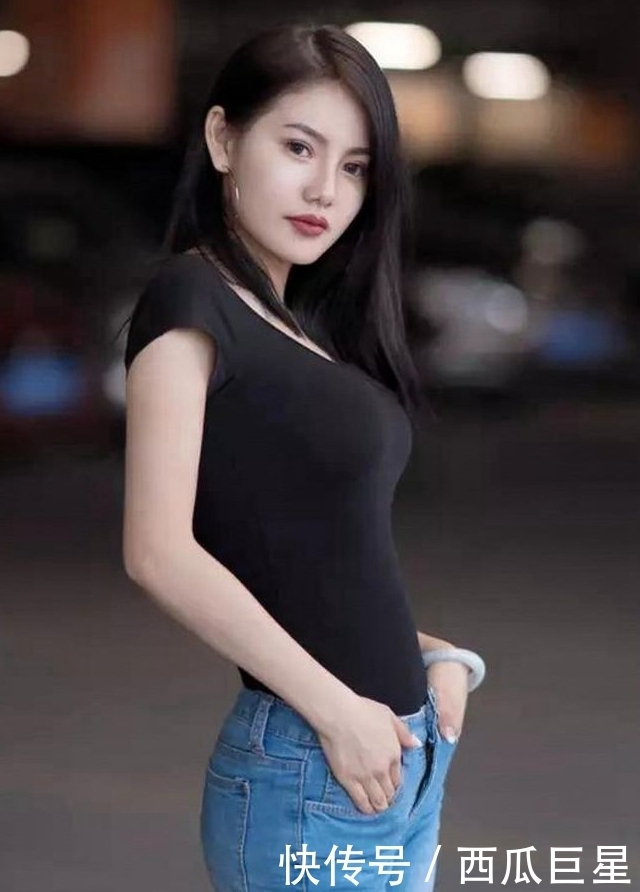 喜欢|辣妈也喜欢被关注,穿上牛仔裤和纯色T恤,婉约又成熟!
