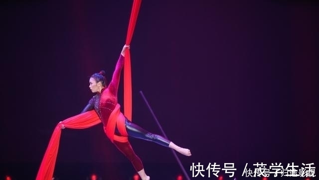 曾被診斷癱瘓傷殘,30歲卻手握長(zhǎng)綢高空翱翔,這位雜技巾幗太颯了