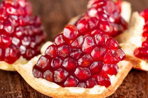 成熟度|秋天吃石榴好处多,买石榴别专挑大的,牢记3个要点,鲜甜又多汁