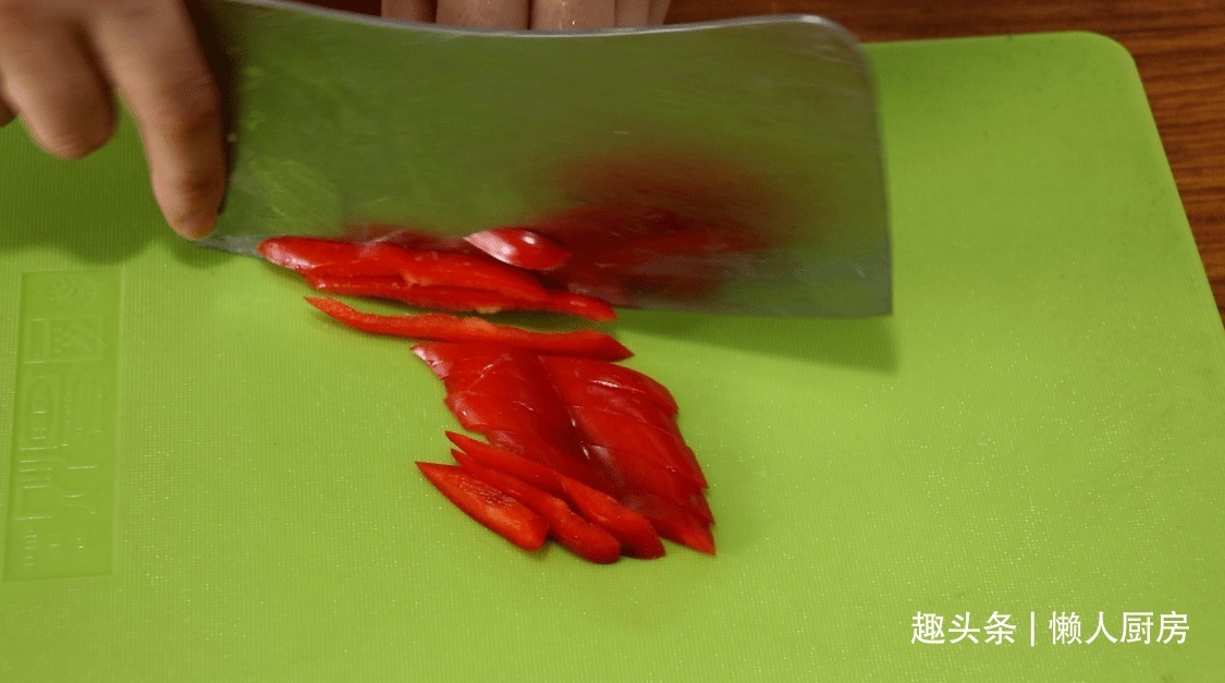 土豆别再炖肉了,教你一个新吃法,好吃到停不下来,比吃肉香!