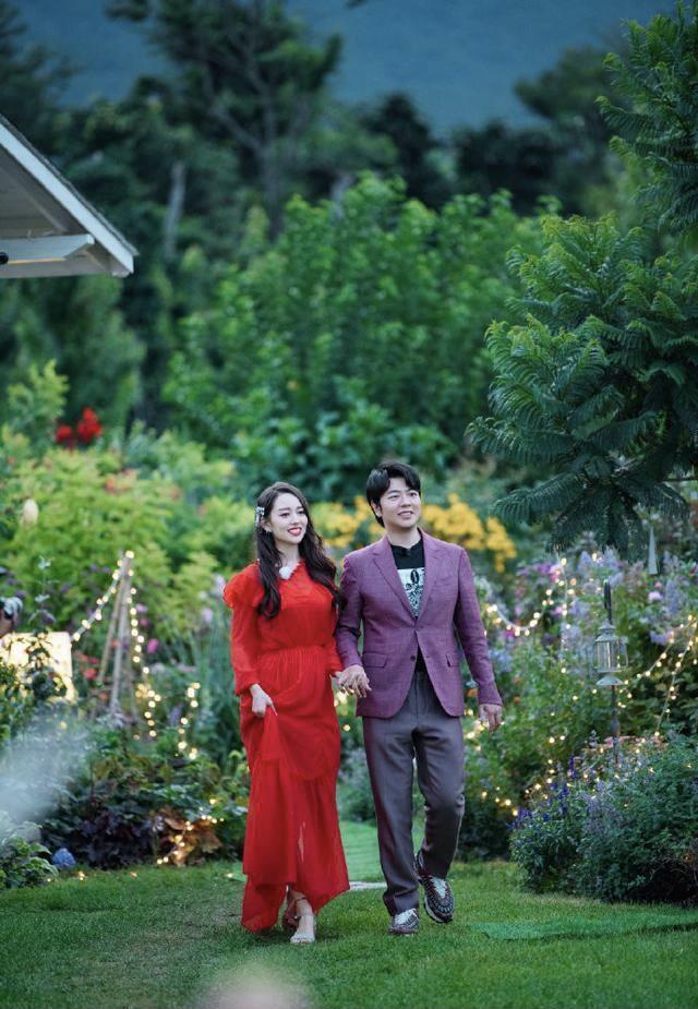 吉娜的“空竹腰”不见了，穿红色荷叶边长裙高级优雅，仍有贵妇范