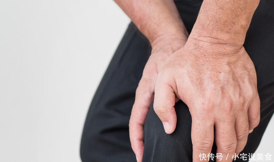 骨質(zhì)疏松的癥狀有哪些?吃什么食物可預(yù)防骨質(zhì)疏松?