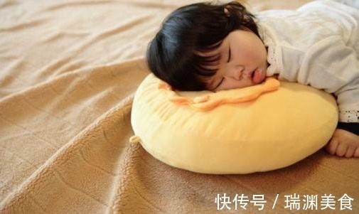 头部|宝宝睡觉时发生这3种“现象”,说明宝宝该枕枕头了,家长需留意