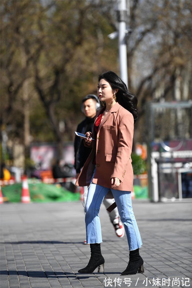 混搭|街拍：美女一件藕荷色的西装，有一点风衣的味道，混搭风的感觉！