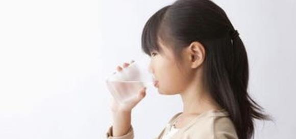 睡眠质量|给娃喂水有学问,孩子在这4个时间段喝水最佳,不要等到渴而掘井