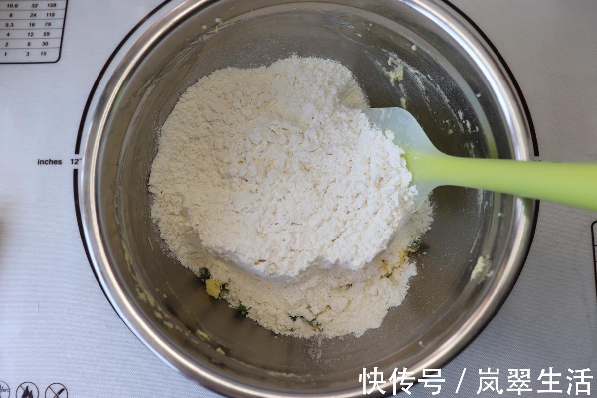 苏打粉|营养价值极高的碱性饼干,充满香葱的味道,一咬一口酥