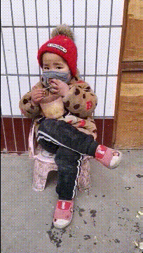 |搞笑GIF:小兄弟你这口罩从哪买的,我想给我女朋友也买一个