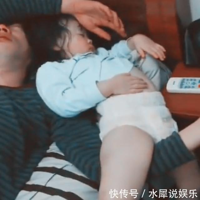 父女俩|宝妈半夜醒来没摸到孩子,急忙开灯后,父女俩的睡姿让她大呼佩服