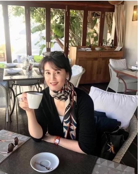 50岁女人拒绝“奶奶装”,学会这样穿,简约优雅又大方体现女人味