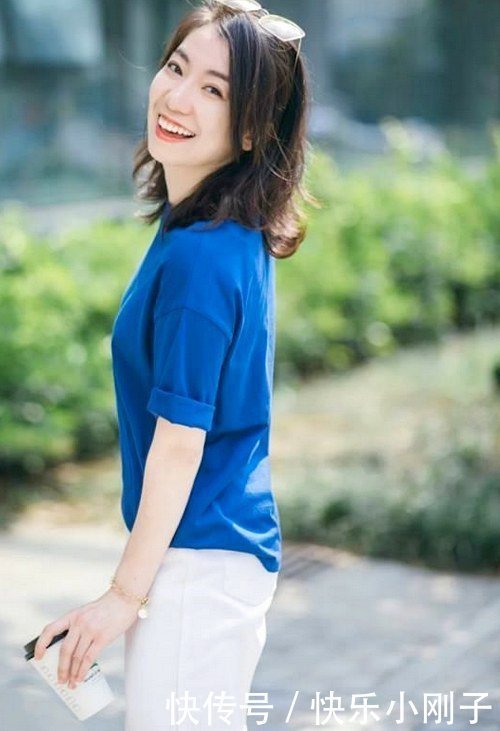 蓝色|小姐姐穿纯蓝色的服装,简单修身,让你美成焦点!