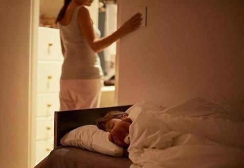 性格|12岁断奶,15岁仍和妈妈一起“睡觉”,妈妈的溺爱和纵容终结恶果