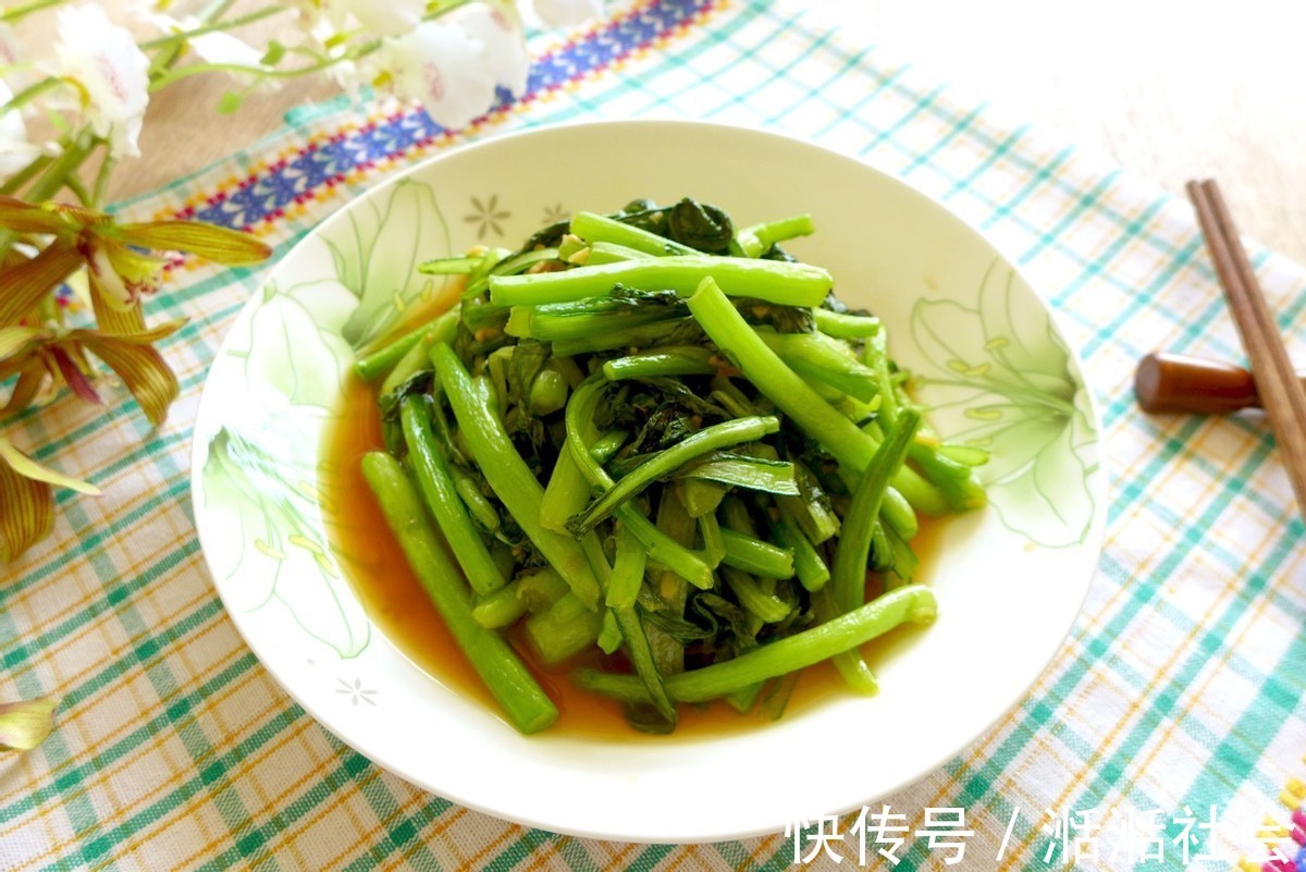 菜梗子|蒜蓉菜心这样做才好吃，颜色翠绿不发黄，看着就不错