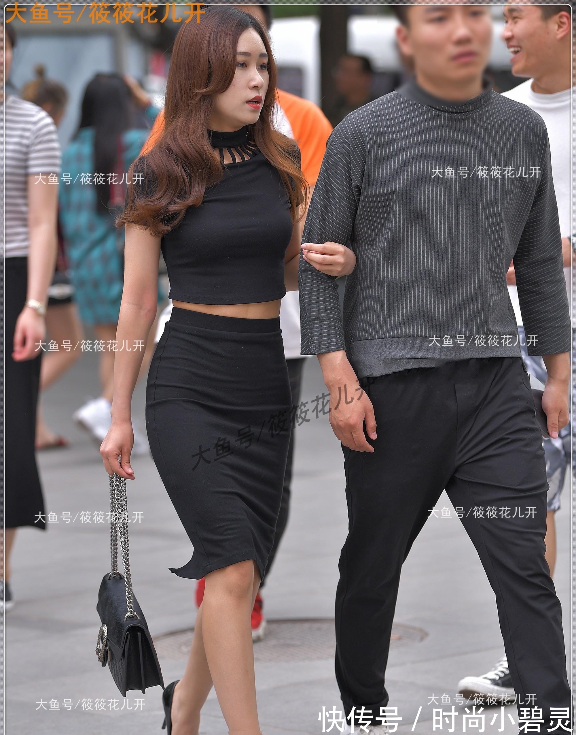 高跟鞋 黑色修身短袖搭配同色半身裙,设计独特,美感十足