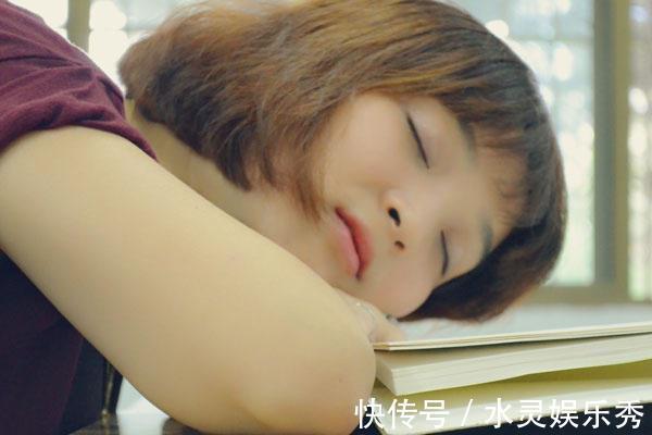 水肿|女人睡觉“两腿一分”,会有什么好事发生?害羞也请照着做