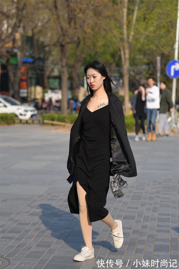 蕾丝|街拍:小姐姐穿着一件黑色连衣长裙,侧面开叉,有一份优雅的感觉