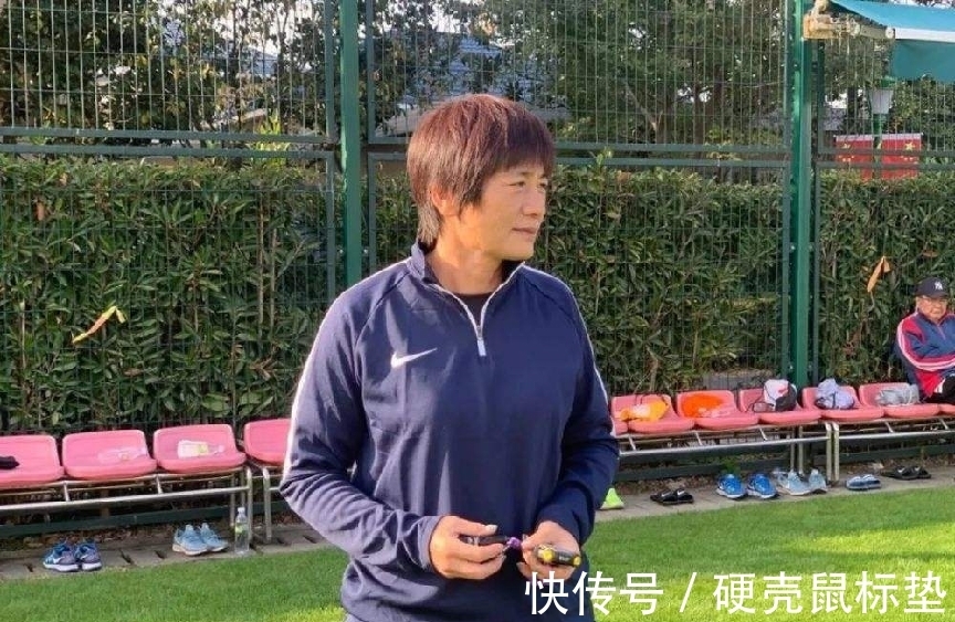 水庆霞|女足主帅真有精英气质,穿运动装潇洒霸气,看得出平时多低调