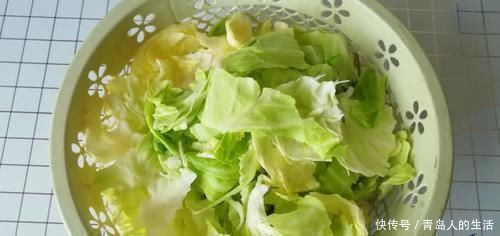 为啥饭店炒的包菜那么香厨师长炒之前,先放一勺它