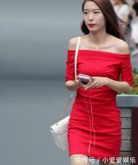 阔腿裤|街拍:白背心搭配阔腿裤,身材苗条的小姐姐,太养眼了