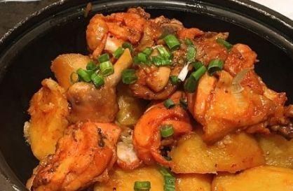 汤匙|红薯放入鸡肉里面,软嫩多汁,做法简单,食材普通,美味可口