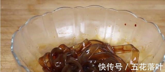 包菜好吃有诀窍，万不可直接下锅炒，多加这一步，营养开胃又下饭！