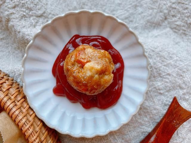 炸丸子有人放面粉,有人放淀粉,都不对,掌握3点,丸子外酥里软