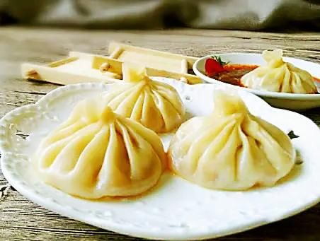 这才是灌汤包的正宗做法,皮薄馅大,咬一口汤汁四溢,赶快学学吧!