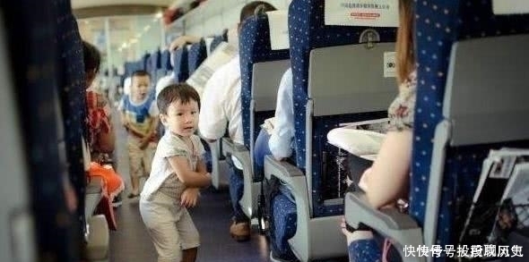 椅子|一节车厢两个孩子,却展示了不同的家教,未来早已经一目了然!