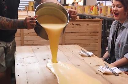 这家|这家餐厅没有一个碗盘,食物直接放桌子上,游客却吃得津津有味