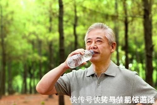 中国居民膳食指南|过量饮水伤肾,日行万步毁关节!3个“假养生法”让身体越养越差
