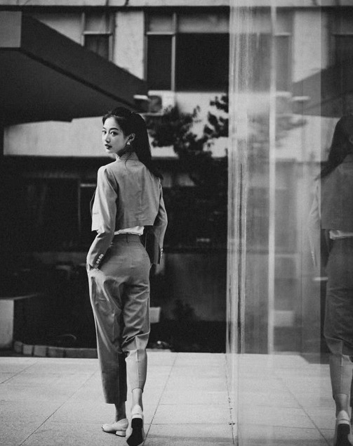 大会|庆祝大会领诵女孩火了！穿白衬衫昂首挺胸超美，170身材不输模特