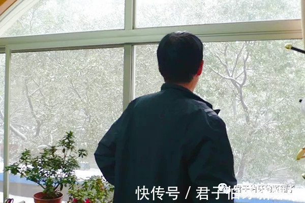 伪证#【诗歌】今夜的雪，温暖成红唇的颂词