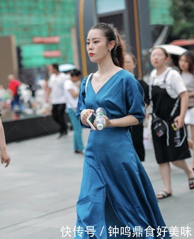 深蓝色“袈裟”裙别有一番韵味,V字领搭配复古风的“都市女性”