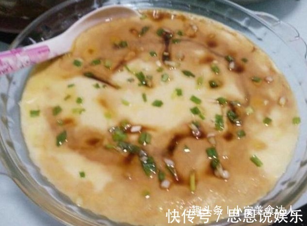 老公月薪8千元,做晚餐犒劳老公,婆婆看到饭菜后,吃饭不是喂猪