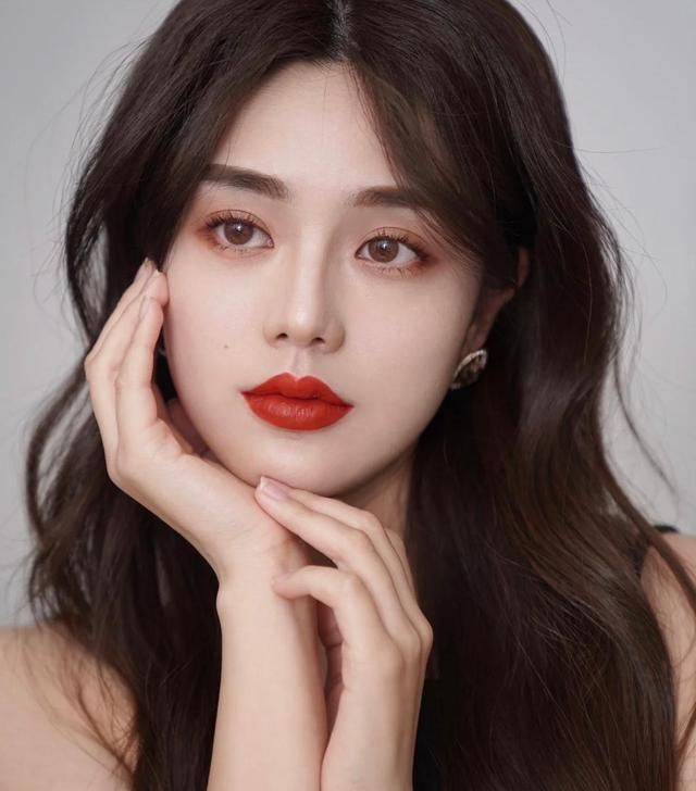 唇妆 怎么涂口红才好看?唇峰近显幼态,唇线内收更精致,提升高级感!