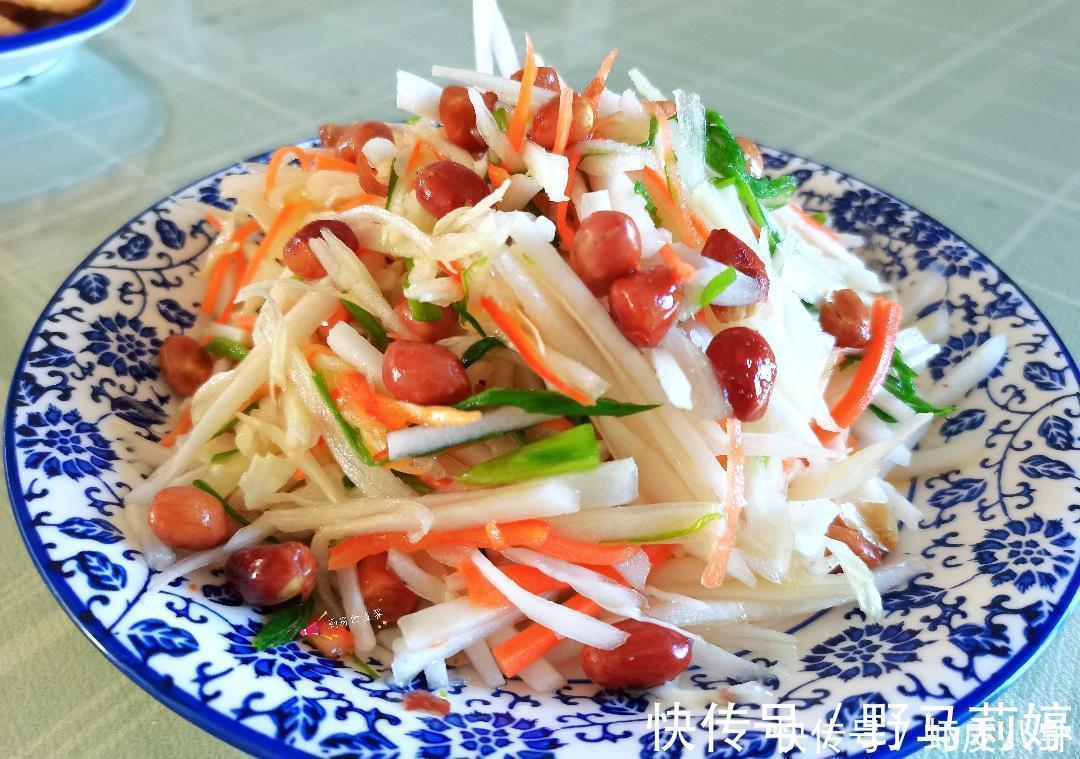 一家三口人的午餐,粉蒸肉、拌白菜,网友:这是什么搭配