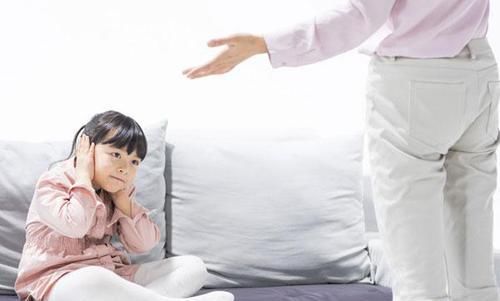 从小经常被父母吼和从没被吼的孩子，上了小学才知道差别这么大