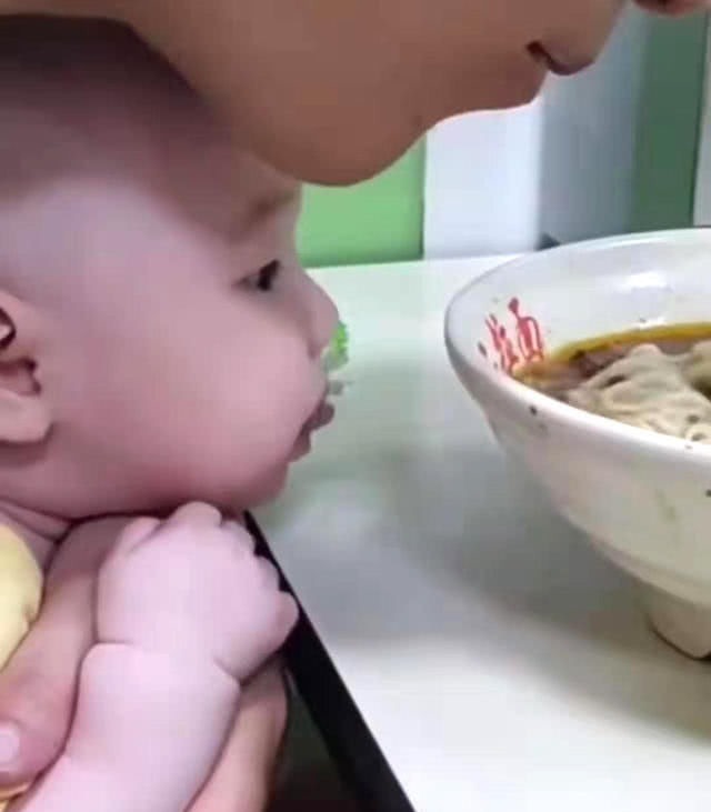 小馋虫|爸爸为吃独食,对宝宝用“锁喉功”,宝宝之后的表现让妈妈笑喷