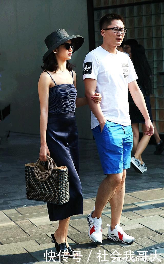 横带|时尚就是发现美，美女穿着浴室拖鞋逛街，眼睛里有独到的美