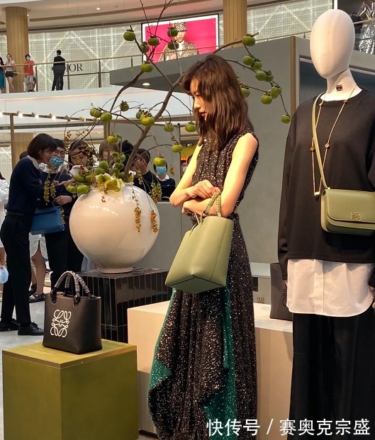 连衣裙|刘雯难得换新发型,配亮片裙不光不掉价,还更显高级,不愧是超模