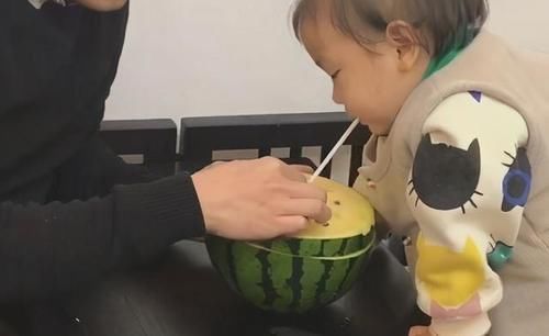 爸爸|“贼兮兮奶爸”套路娃吃药火了,我信你个鬼,你个糟老头子坏得很