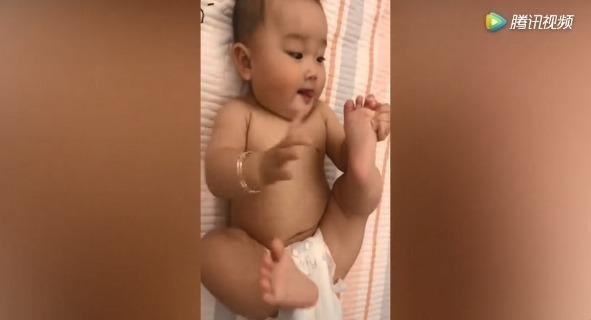 偷吃|宝宝偷吃脚脚被发现,妈妈问好不好吃,宝宝回答简直太可爱了