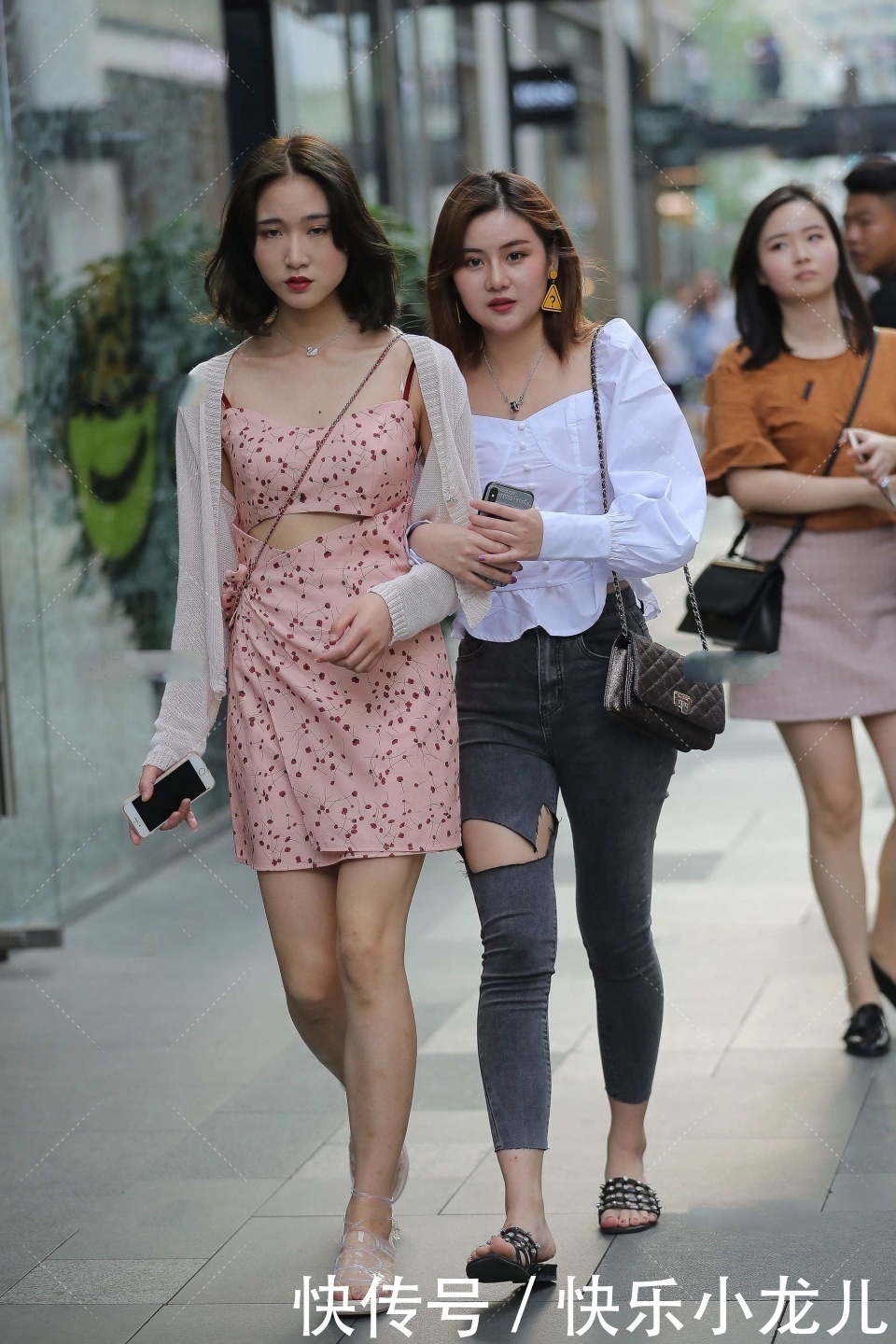 设计感十足的嫩粉连衣裙,甜美温柔,气质动人