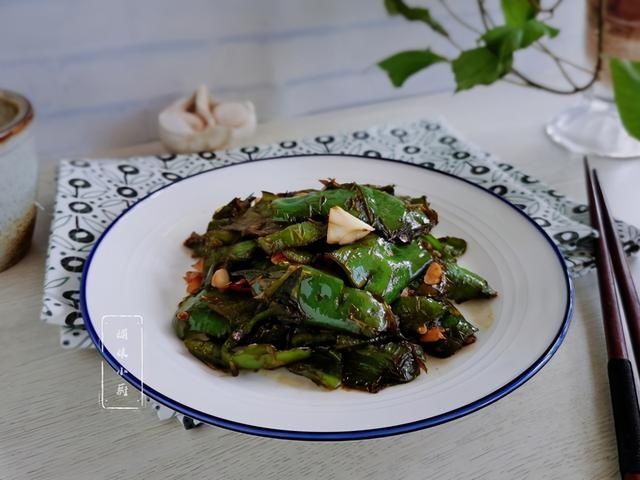 下饭|2菜1汤的午餐成本不超10元钱，干煸辣椒皮薄细嫩，干香入味下饭