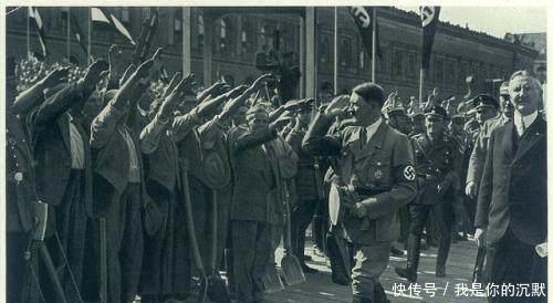拥抱|希特勒最得力的士兵,机枪也杀得通红,被俘后和盟军拥抱!